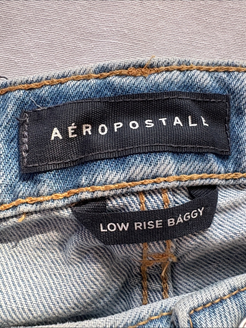 Aeropostale Women's Straight Leg Light Wash Jeans - Picture 2 of 4